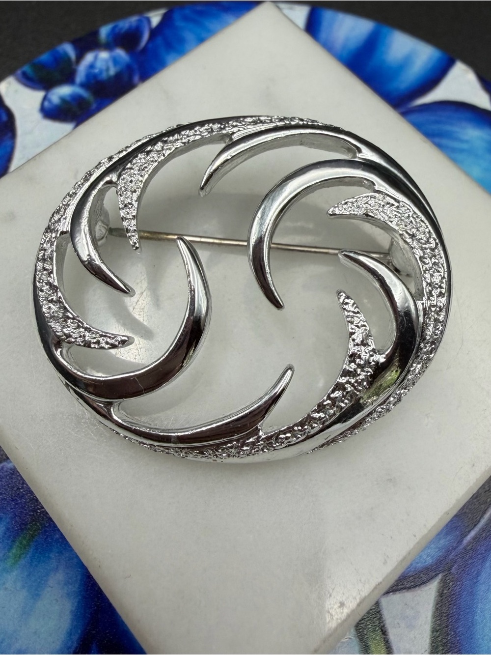 Sarah Coventry Silver tone Brooch #553 vintage